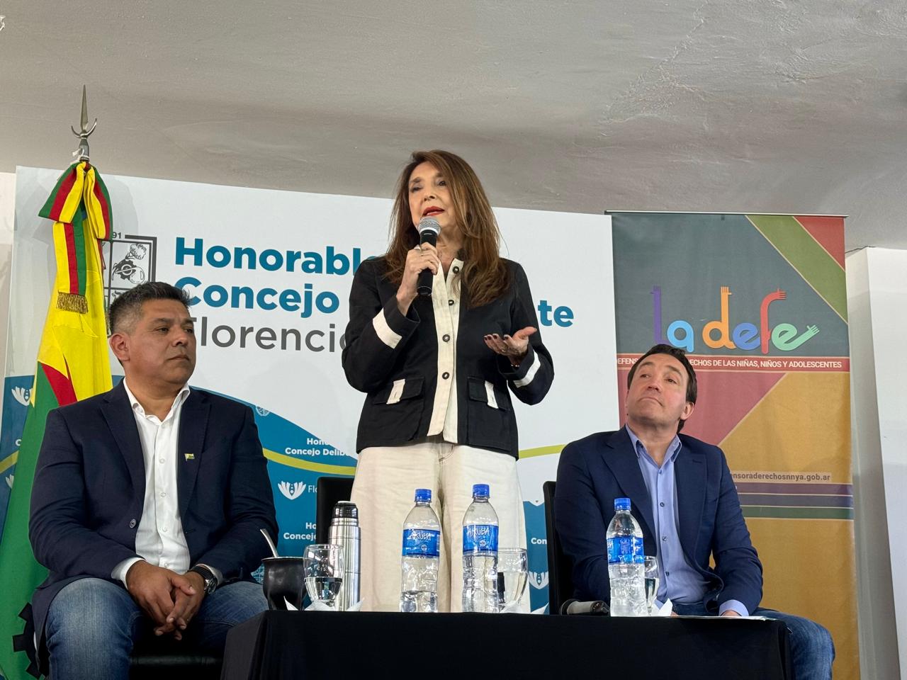 Marisa Graham junto al Intendente de Florencio Varela y el Presidente del HCD.